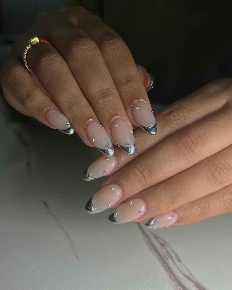 Beautiful ombre nail set with gold accents